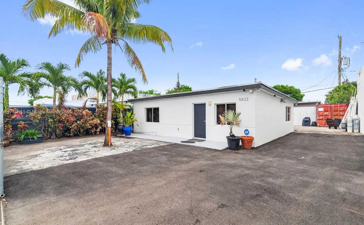 5822 Dewey St, Hollywood FL 33023