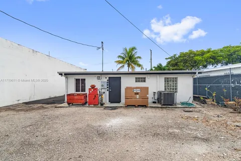 5822 Dewey St, Hollywood FL 33023