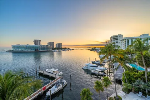 1660 W Glencoe St # 401, Miami FL 33133