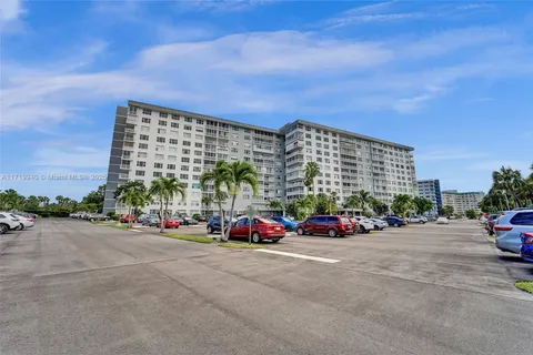 3800 Hillcrest Dr # 412, Hollywood FL 33021