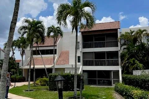 301 Racquet Club Rd # 201, Weston FL 33326