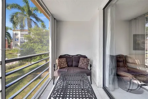 2811 Somerset Dr # 203, Lauderdale Lakes FL 33311