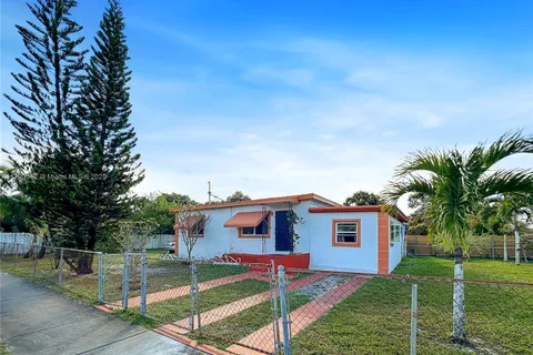 270 NW 118th St, Miami FL 33168