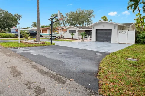 4911 SW 29th Ter, Dania Beach FL 33312