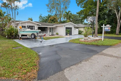 4911 SW 29th Ter, Dania Beach FL 33312