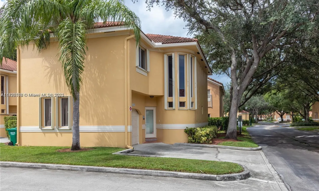 11207 Lakeview Dr, Coral Springs FL 33071