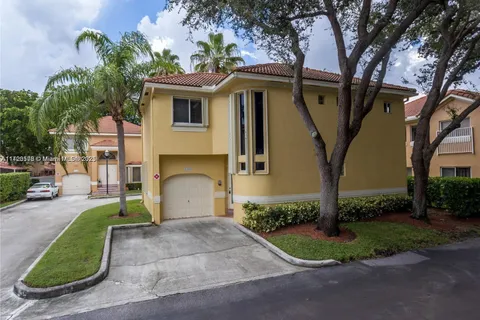 11207 Lakeview Dr, Coral Springs FL 33071