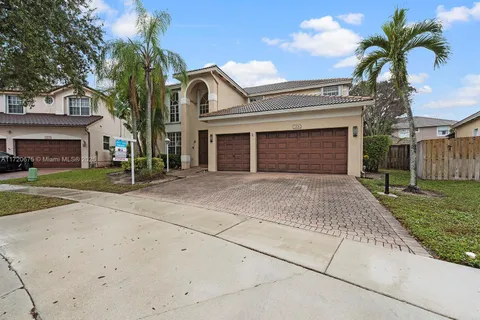 1104 NW 139th Ave, Pembroke Pines FL 33028