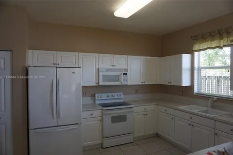 9236 SW 215th Ter, Cutler Bay FL 33189