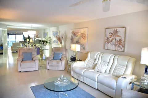 4960 E Sabal Palm Blvd # 211, Tamarac FL 33319