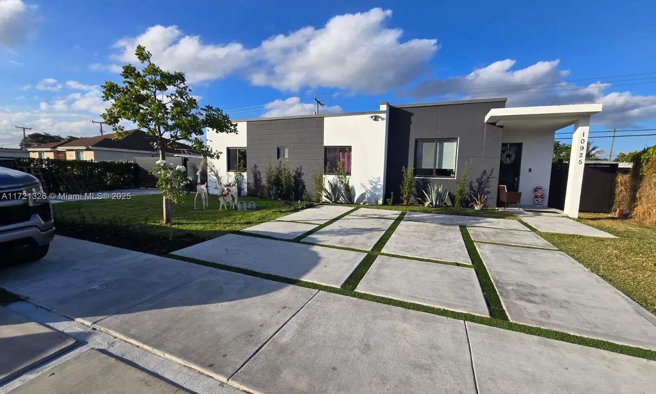 10925 SW 218th Ter, Miami FL 33170