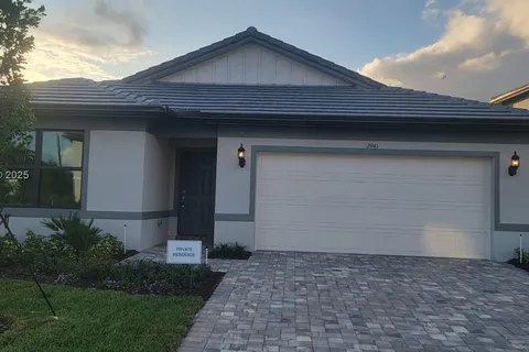 2941 Hibiscus Ave, Lauderdale Lakes FL 33311