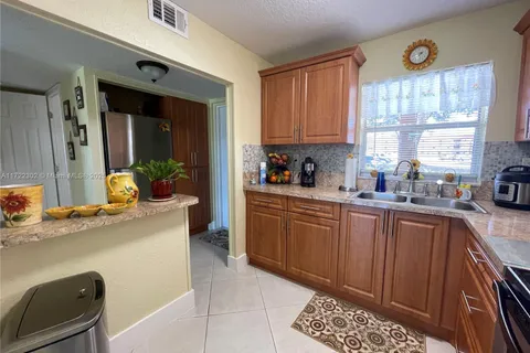 9041 Sunrise Lakes Blvd # 108, Sunrise FL 33322