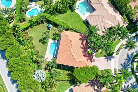 1781 Harbor Pointe Cir, Weston FL 33327