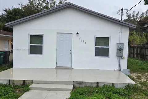 2254 NW 58th St, Miami FL 33142