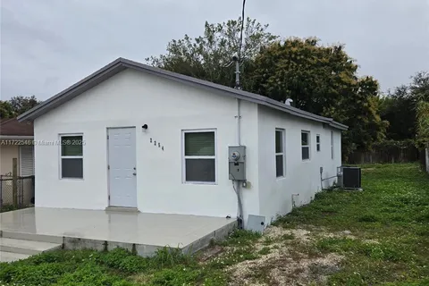 2254 NW 58th St, Miami FL 33142