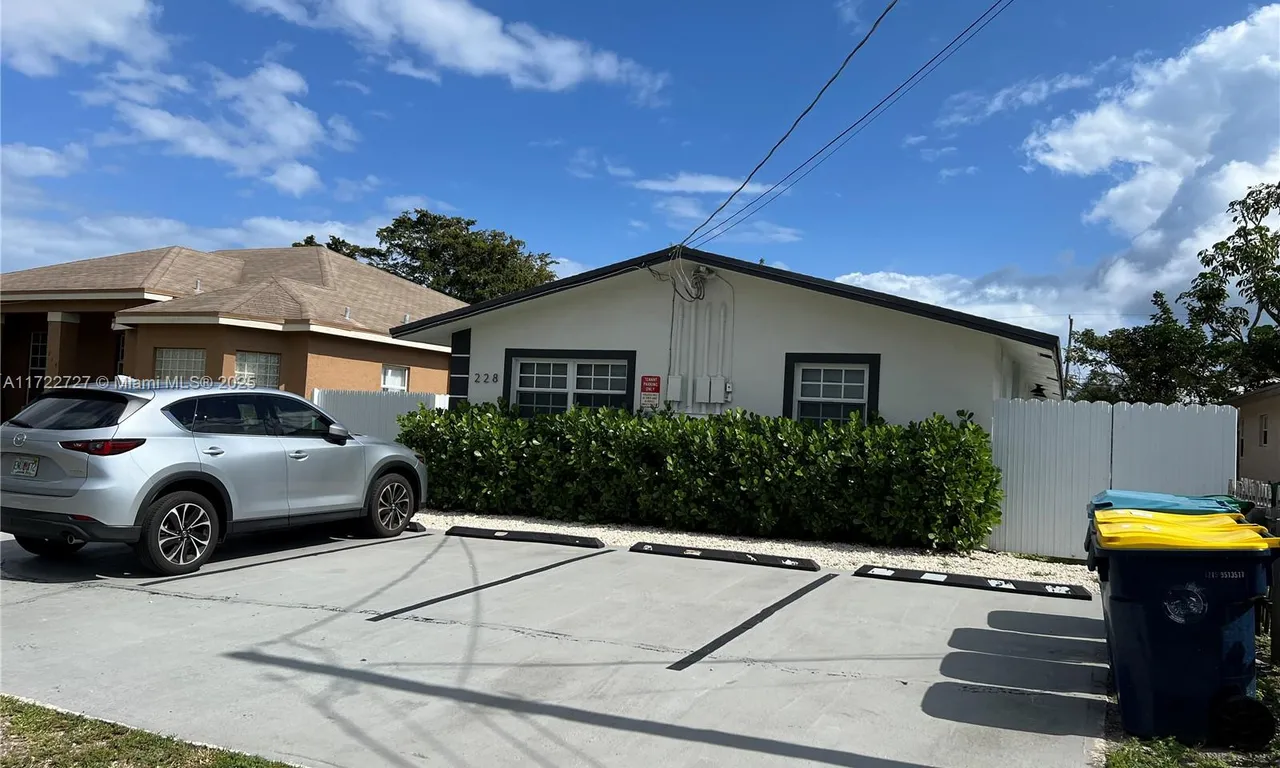 228 NW 9th Ave, Dania Beach FL 33004