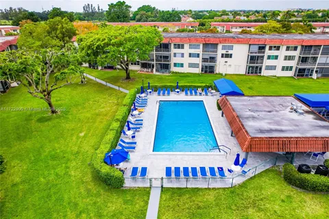 9800 N Hollybrook Lake Dr # 202, Pembroke Pines FL 33025