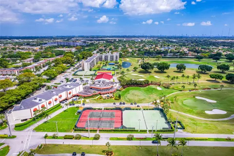 9800 N Hollybrook Lake Dr # 202, Pembroke Pines FL 33025