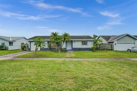 8600 NW 53rd Ct, Lauderhill FL 33351