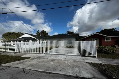 1717 NW 70th St, Miami FL 33147