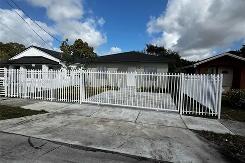 1717 NW 70th St, Miami FL 33147