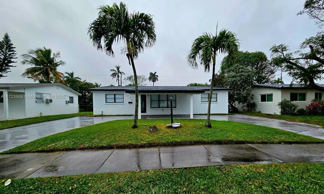 704 SW 4th Ct # 704, Hallandale Beach FL 33009