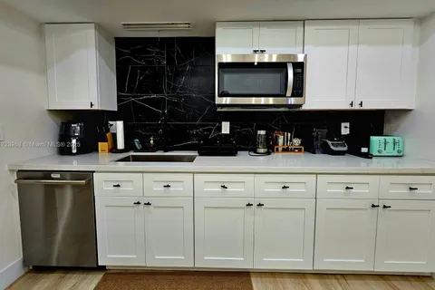 704 SW 4th Ct # 704, Hallandale Beach FL 33009