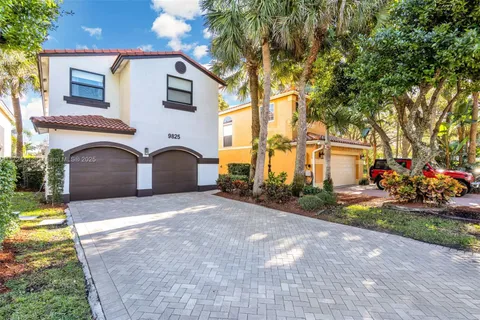 9825 Fairway Cove Ln, Plantation FL 33324