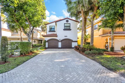 9825 Fairway Cove Ln, Plantation FL 33324