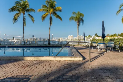 2821 NE 163rd # 3i, North Miami Beach FL 33160