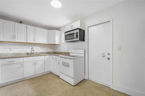 570 NE 132nd St, North Miami FL 33161