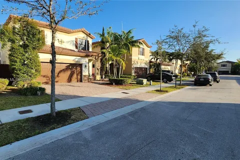 8745 NW 100th Pl, Doral FL 33178