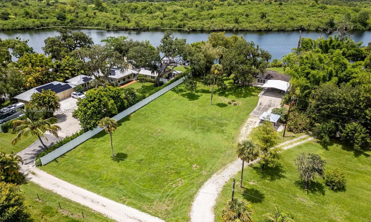 2030 Fort Denaud Rd, La Belle FL 33935