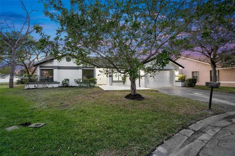 2070 NW 86th Ter, Coral Springs FL 33071