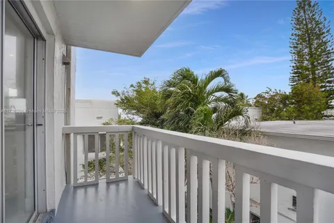 7620 Carlyle Ave # 308, Miami Beach FL 33141