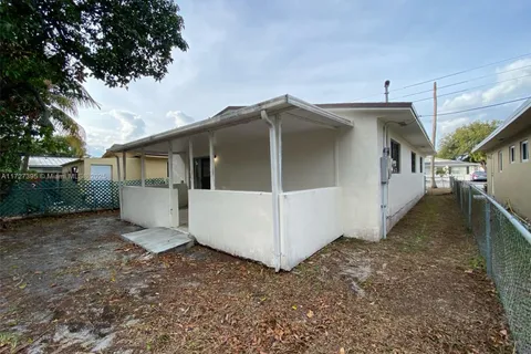 46 NE 187th St, Miami FL 33179