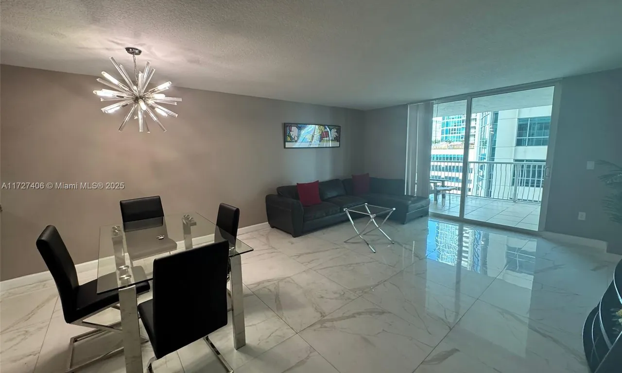 1200 Brickell Bay Dr # 2214, Miami FL 33131