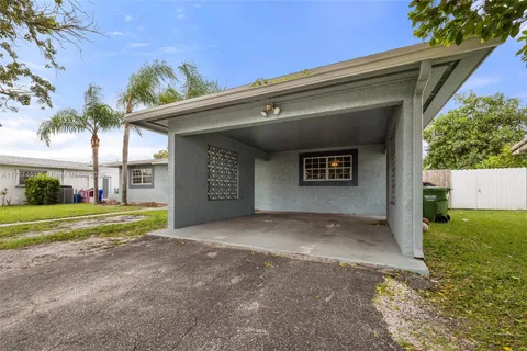 720 SW 69th Way, Pembroke Pines FL 33023