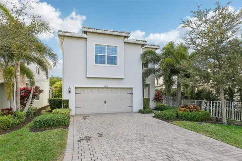 1402 Myrtle Oak Ter, Hollywood FL 33021