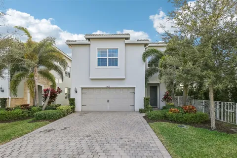 1402 Myrtle Oak Ter, Hollywood FL 33021