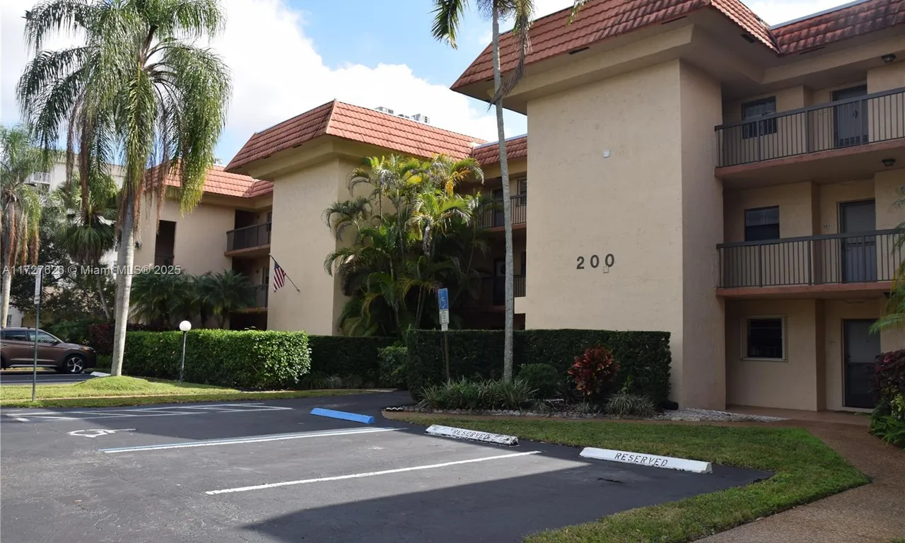 200 Jacaranda Country Club Dr # 6A, Plantation FL 33324