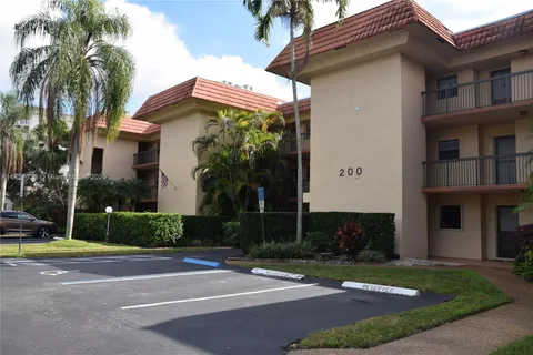 200 Jacaranda Country Club Dr # 6A, Plantation FL 33324