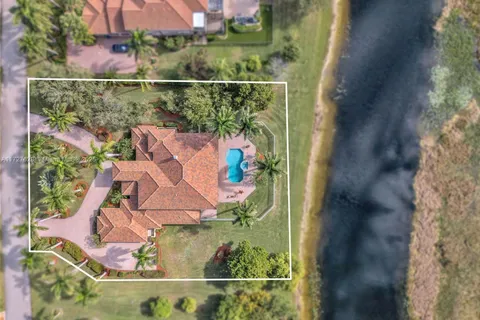 3855 Windmill Lakes Rd, Weston FL 33332