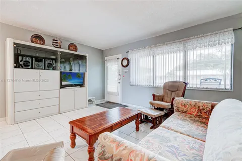 800 SW 10th Ter # 20T, Hallandale Beach FL 33009