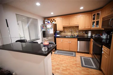 195 Lakeview Dr # 103, Weston FL 33326