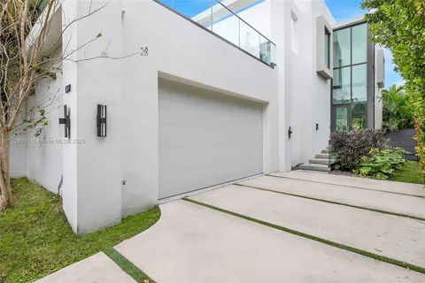 1311 Bay Dr, Miami Beach FL 33141