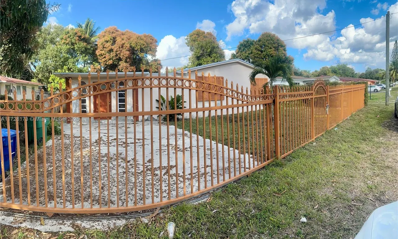 331 NE 164th St, Miami FL 33162