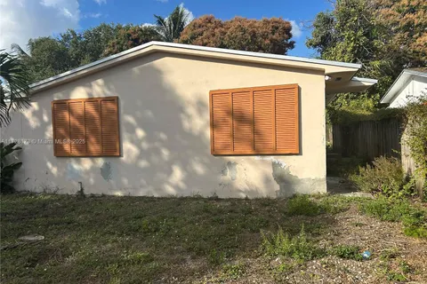 331 NE 164th St, Miami FL 33162