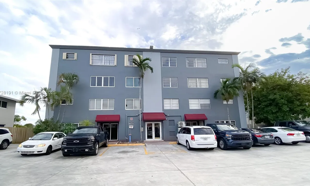 1060 Crystal Lake Dr # 304, Deerfield Beach FL 33064